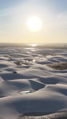 Lencois Maranhenses, Maranhao Brezilya 'daki Santo Amaro' da. Günbatımı Skyline Manzarası. Kıvrımlı kum tepeleri. Lencois Maranhenses Maranhao 'da. Yağmur suyu gölleri. Güzel gün batımı. Yaz Seyahati.