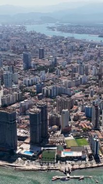 Sao Paulo Brezilya 'daki Santos' ta Ponta Da Praia Plajı. Sahil Skyline. Şehir merkezindeki şehir manzarası. Yaz Gezisi. Sao Paulo Brezilya 'daki Santos' ta Ponta Da Praia Plajı. Deniz Burnu Sahnesi.