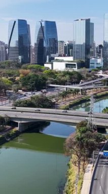 Brezilya 'daki Sao Paulo' da Cidade Jardim Köprüsü. Şehir merkezindeki şehir manzarası. Freeway Yolu Sahnesi. Şehir manzarası. Brezilya 'daki Sao Paulo' da Cidade Jardim Köprüsü. Metropolis Bölgesi. Sao Paulo Brezilya.