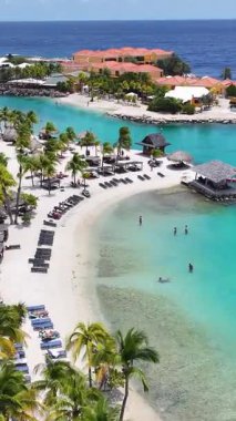 Hollanda 'daki Willemstad' da tatil köyü. Plaj manzarası. Karayip Adası. Hollanda 'daki Willemstad Curacao. Deniz Burnu Açık Hava. Doğa Turizmi.