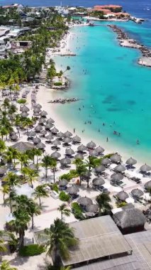 Hollanda 'daki Willemstad' da tatil köyü. Idyllic Plajı. Doğa manzarası. Hollanda 'daki Willemstad Curacao. Turizm arka planı. Ada Deniz Burnu.