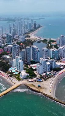 Cartagena De India Skyline, Bolivar Kolombiya 'daki Cartagena De India' da. Karayip şehri manzarası. Şehir merkezi arka planı. Cartagena De India, Bolivar Kolombiya 'da. Turizm arazisi. Duvarlı Şehir Simgesi.