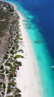 Klein Bonaire Sahili Kralendijk, Bonaire Hollanda Antilleri. Ada Sahili. Mavi Deniz Manzarası. Bonaire Hollanda Antilleri 'nde Kralendijk. Turizm arka planı. Doğa Deniz Burnu.