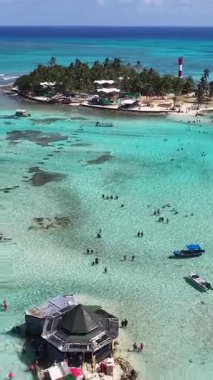 Acuario San Andres Karayip Adası Kolombiya 'da. Kolombiya Karayip Sahili. Mavi Deniz Arkaplanı. San Andres Karayip Adası Kolombiya 'sında. Turizm arazisi. Doğa Deniz Burnu.