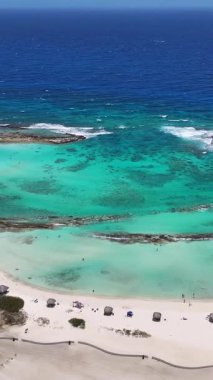 Oranjestad Aruba 'daki San Nicolas' taki Bebek Plajı. Plaj manzarası. Karayip Cenneti. San Nicolas Oranjestad Aruba 'da. Deniz Burnu Açık Hava. Doğa Turizmi.