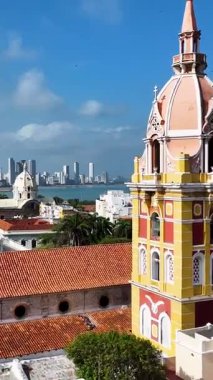 Bolivar Kolombiya 'daki Cartagena Das Indias Ortaçağ Kilisesi. Karayip Kilisesi. Şehir merkezinde. Cartagena Das Indias, Bolivar Kolombiya 'da. Din manzarası. Şehir Manzarası.
