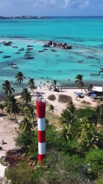 Karayip Adası Kolombiya 'daki San Andres Akvaryumu. Kolombiya Karayip Sahili. Mavi Deniz Arkaplanı. San Andres Karayip Adası Kolombiya 'sında. Turizm arazisi. Doğa Deniz Burnu.