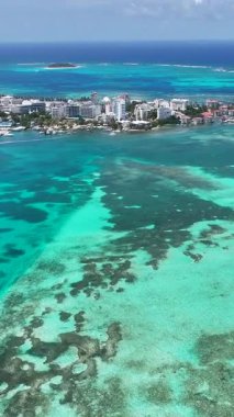 Karayip Adası Kolombiya 'daki San Andres Adası. Plaj manzarası. Karayip Cenneti. San Andres Karayip Adası Kolombiya 'sında. Deniz Burnu Açık Hava. Doğa Turizmi.