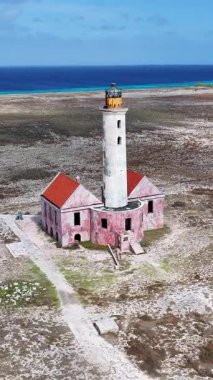Hollanda 'daki Willemstad Curacao' da küçük bir Curacao. Ada Sahili. Mavi Deniz Manzarası. Hollanda 'daki Willemstad Curacao. Turizm arka planı. Doğa Deniz Burnu.