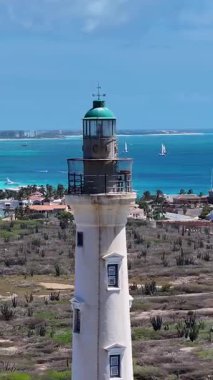 Oranjestad Aruba Noord 'daki Kaliforniya Deniz Feneri. Karayip Sahili. Mavi Deniz Arkaplanı. Oranjestad Aruba 'daki Noord. Turizm arazisi. Doğa Deniz Burnu.