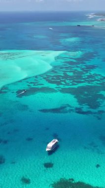 Karayip Adaları Kolombiya 'daki San Andres' te Karayip Skyline 'ı. Kolombiya Karayip Sahili. Mavi Deniz Arkaplanı. San Andres Karayip Adası Kolombiya 'sında. Turizm arazisi. Doğa Deniz Burnu.