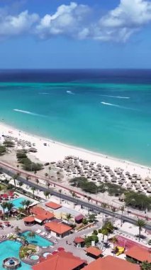 Hollanda Karayipler 'deki Oranjestad' daki Eagle Beach Aruba. Karayip Sahili. Mavi Deniz Arkaplanı. Hollanda Karayipler 'deki Oranjestad Aruba. Turizm arazisi. Doğa Deniz Burnu.