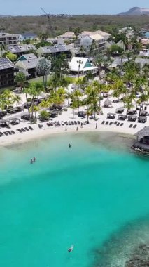 Hollanda 'daki Willemstad' da tatil köyü. Idyllic Plajı. Doğa manzarası. Hollanda 'daki Willemstad Curacao. Turizm arka planı. Ada Deniz Burnu.