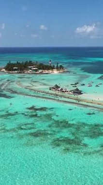 Karayip Adası Kolombiya 'daki San Andres Akvaryum Koyu. Plaj manzarası. Karayip Cenneti. San Andres Karayip Adası Kolombiya 'sında. Deniz Burnu Açık Hava. Doğa Turizmi.