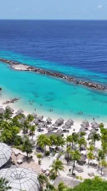 Hollanda 'daki Willemstad' da tatil köyü. Idyllic Plajı. Doğa manzarası. Hollanda 'daki Willemstad Curacao. Turizm arka planı. Ada Deniz Burnu.