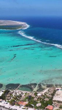 Hollanda 'nın Bonaire Antilleri' ndeki Kralendijk 'te Sorobon Plajı. Ada Sahili. Mavi Deniz Manzarası. Bonaire Hollanda Antilleri 'nde Kralendijk. Turizm arka planı. Doğa Deniz Burnu.