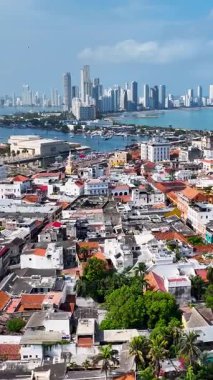 Cartagena De India Skyline, Bolivar Kolombiya 'daki Cartagena De India' da. Karayip şehri manzarası. Şehir merkezi arka planı. Cartagena De India, Bolivar Kolombiya 'da. Turizm arazisi. Duvarlı Şehir Simgesi.