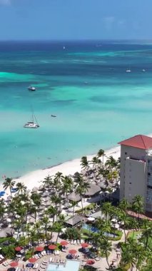 Oranjestad Aruba 'daki Palm Beach' teki High Rise Otelleri. Plaj manzarası. Karayip Cenneti. Oranjestad Aruba 'daki Palm Beach. Deniz Burnu Açık Hava. Doğa Turizmi.
