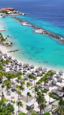 Hollanda, Willemstad 'daki Mambo Plajı Curacao. Plaj manzarası. Karayip Adası. Hollanda 'daki Willemstad Curacao. Deniz Burnu Açık Hava. Doğa Turizmi.