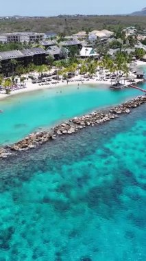 Hollanda 'daki Willemstad, Curacao' da Karayip Skyline 'ı. Plaj manzarası. Karayip Adası. Hollanda 'daki Willemstad Curacao. Deniz Burnu Açık Hava. Doğa Turizmi.