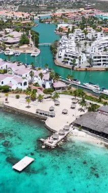 Bonaire Hollanda Antilleri 'ndeki Kralendijk' teki Karayip Evleri. Karayip Adası. Skyline şehir merkezinde. Bonaire Hollanda Antilleri 'nde Kralendijk. Karayipler Sahilinin simgesi. Renkli Binalar.