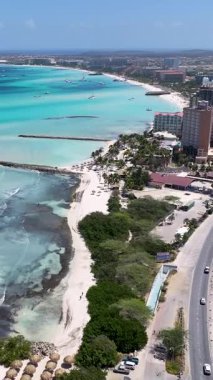 Hollanda Karayipler 'deki Oranjestad' daki Palm Beach Aruba. Karayip Sahili. Mavi Deniz Arkaplanı. Hollanda Karayipler 'deki Oranjestad Aruba. Turizm arazisi. Doğa Deniz Burnu.