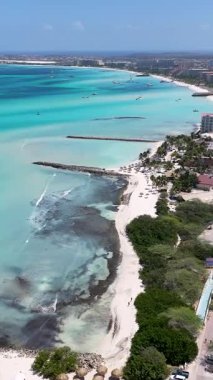 Oranjestad Aruba 'daki Noord' da Palm Beach. Plaj manzarası. Karayip Cenneti. Oranjestad Aruba 'daki Noord. Deniz Burnu Açık Hava. Doğa Turizmi.