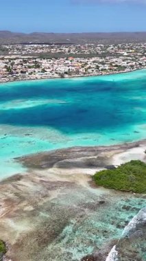 Karayipler 'deki Oranjestad Karayipler' deki Karayip Sahili Aruba. Plaj manzarası. Karayip Cenneti. Hollanda Karayipler 'deki Oranjestad Aruba. Deniz Burnu Açık Hava. Doğa Turizmi.
