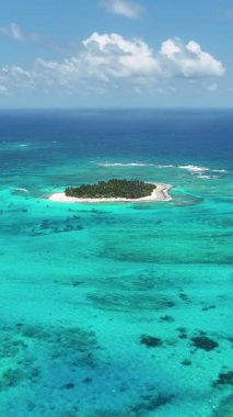 Jonhny Cay Providencia, San Andres 'te Santa Catalina Kolombiya' da. Kolombiya Karayip Sahili. Mavi Deniz Arkaplanı. San Andres Providencia 'da, Santa Catalina Kolombiya' da. Turizm Arazisi.