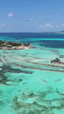 Karayip Adası Kolombiya 'daki San Andres' te Blue Bay Water. Plaj manzarası. Karayip Cenneti. San Andres Karayip Adası Kolombiya 'sında. Deniz Burnu Açık Hava. Doğa Turizmi.