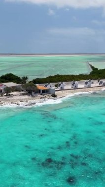 Bonaire Hollanda Antilleri 'ndeki Kralendijk' teki Köle Kulübeleri. Ada Sahili. Mavi Deniz Manzarası. Bonaire Hollanda Antilleri 'nde Kralendijk. Turizm arka planı. Doğa Deniz Burnu.