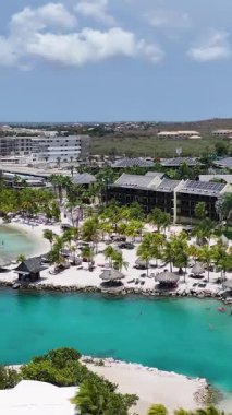 Hollanda 'daki Willemstad' daki Karayip Sahili Curacao. Plaj manzarası. Karayip Adası. Hollanda 'daki Willemstad Curacao. Deniz Burnu Açık Hava. Doğa Turizmi.