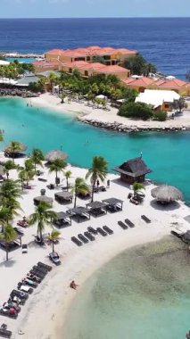 Hollanda 'daki Willemstad' da tatil köyü. Idyllic Plajı. Doğa manzarası. Hollanda 'daki Willemstad Curacao. Turizm arka planı. Ada Deniz Burnu.