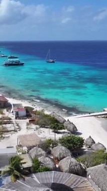 Hollanda 'daki Willemstad Curacao' da küçük bir Curacao. Ada Sahili. Mavi Deniz Manzarası. Hollanda 'daki Willemstad Curacao. Turizm arka planı. Doğa Deniz Burnu.