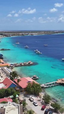 Bonaire Skyline, Bonaire Hollanda Antilleri 'ndeki Kralendijk' te. Karayip Adası. Skyline şehir merkezinde. Bonaire Hollanda Antilleri 'nde Kralendijk. Bonaire Limanı 'nın simgesi. Renkli Binalar.