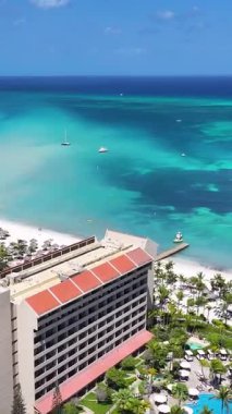 Hollanda Karayipler 'deki Oranjestad' daki Palm Beach Aruba. Karayip Sahili. Mavi Deniz Arkaplanı. Hollanda Karayipler 'deki Oranjestad Aruba. Turizm arazisi. Doğa Deniz Burnu.