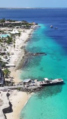 Bonaire Skyline, Bonaire Hollanda Antilleri 'ndeki Kralendijk' te. Plaj manzarası. Karayip Adası. Bonaire Hollanda Antilleri 'nde Kralendijk. Deniz Burnu Açık Hava. Doğa Turizmi.