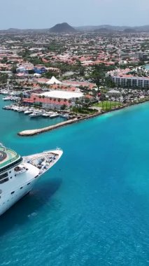 Karayip seyahat gemisi Karayip Hollanda 'daki Oranjestad Aruba' da. Karayip Gemi Gezisi. Skyline şehir merkezinde. Hollanda Karayipler 'deki Oranjestad Aruba. Şehir manzarası dönüm noktası. Gezici Binalar.