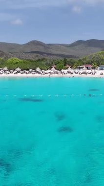 Hollanda, Willemstad 'daki Kenepa Grandi Plajı Curacao. Plaj manzarası. Karayip Adası. Hollanda 'daki Willemstad Curacao. Deniz Burnu Açık Hava. Doğa Turizmi.