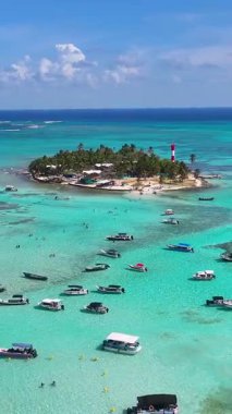 San Andres Providencia 'daki Akvaryum Adası Santa Catalina Kolombiya. Kolombiya Karayip Sahili. Mavi Deniz Arkaplanı. San Andres Providencia 'da, Santa Catalina Kolombiya' da. Turizm Arazisi.