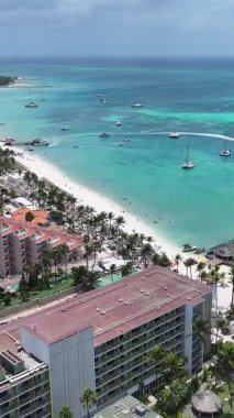 Hollanda Karayipler 'deki Oranjestad' daki Palm Beach Aruba. Karayip Sahili. Mavi Deniz Arkaplanı. Hollanda Karayipler 'deki Oranjestad Aruba. Turizm arazisi. Doğa Deniz Burnu.