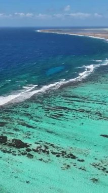 Hollanda 'nın Bonaire Antilleri' ndeki Kralendijk 'te Sorobon Plajı. Ada Sahili. Mavi Deniz Manzarası. Bonaire Hollanda Antilleri 'nde Kralendijk. Turizm arka planı. Doğa Deniz Burnu.