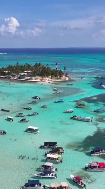 San Andres Skyline Karayip Adası Kolombiya 'da. Plaj manzarası. Karayip Cenneti. San Andres Karayip Adası Kolombiya 'sında. Deniz Burnu Açık Hava. Doğa Turizmi.