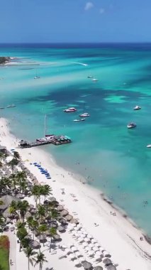 Hollanda Karayipler 'deki Oranjestad' daki Palm Beach Aruba. Karayip Sahili. Mavi Deniz Arkaplanı. Hollanda Karayipler 'deki Oranjestad Aruba. Turizm arazisi. Doğa Deniz Burnu.