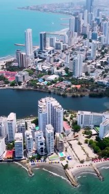 Bolivar Kolombiya 'daki Kartagena De India Modern Bölgesi. Karayip şehri manzarası. Şehir merkezi arka planı. Cartagena De India, Bolivar Kolombiya 'da. Turizm arazisi. Duvarlı Şehir Simgesi.