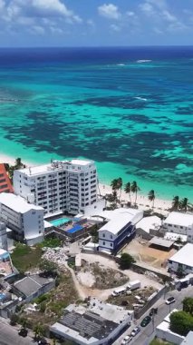 Karayip Adası Kolombiya 'daki San Andres Spratt Bight Plajı. Tropik Manzara. Şehir peyzajı. San Andres Karayip Adası Kolombiya 'sında. Turizm arka planı. Şehir merkezi Adası.