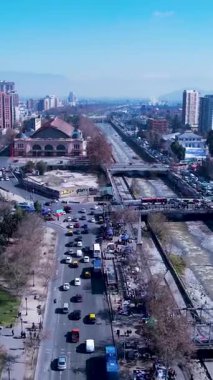 Santiago Skyline Şili 'de. Metropolis Merkez Bölgesi. Çarpıcı şehir manzarası. Ofis binaları. Santiago Skyline Şili 'de. Gökdelenler Sahnesi. Açık hava Skyline.
