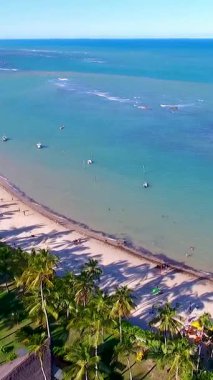 Bahia Brezilya 'da tropik plaj yaz manzarası. Brezilya 'nın kuzeydoğusunda, Trancoso Sahili ve Corumbau Sahili yakınlarındaki Arraial Dajuda Plajı..