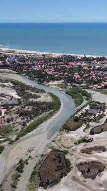 Piaui Brezilya 'daki Kajueiro Da Praia' daki Barrinha Plajı. Plaj manzarası. Doğa Deniz Burnu. Tatil Varış Yeri. Piaui Brezilya 'daki Kajueiro Da Praia' daki Barrinha Plajı. Yaz Seyahati.