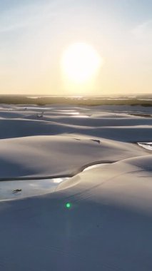 Lencois Maranhenses, Maranhao Brezilya 'daki Santo Amaro' da. Doğa manzarası. Kıvrımlı kum tepeleri. Lencois Maranhenses Maranhao 'da. Yağmur suyu gölleri. Güzel Sunset Skyline. Tropik Seyahat.